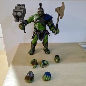 Gladiator Hulk, Thor: Ragnarok One:12 Collective MEZCO TOYZ